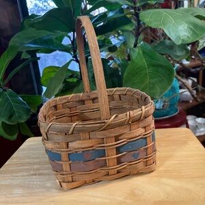 Vintage Amish Country Woven Basket with hearts